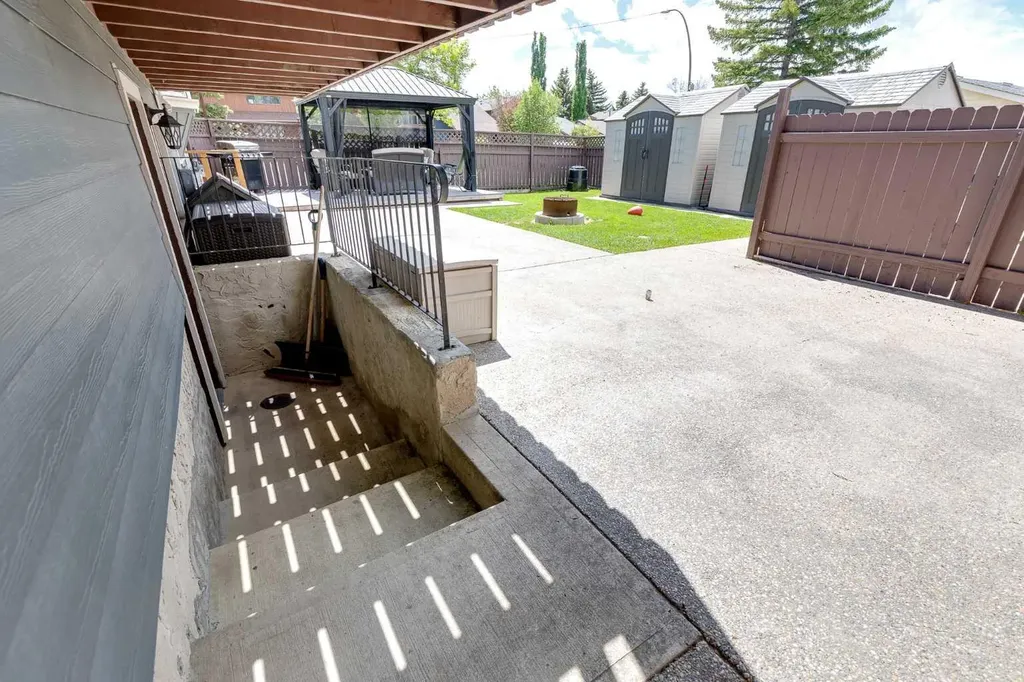 364 Silvergrove Place NW Calgary AB T3B 4T6