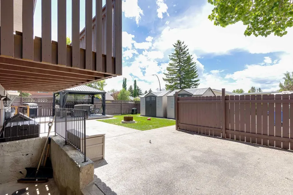 364 Silvergrove Place NW Calgary AB T3B 4T6