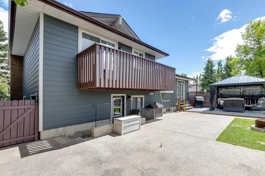 364 Silvergrove Place NW Calgary AB T3B 4T6