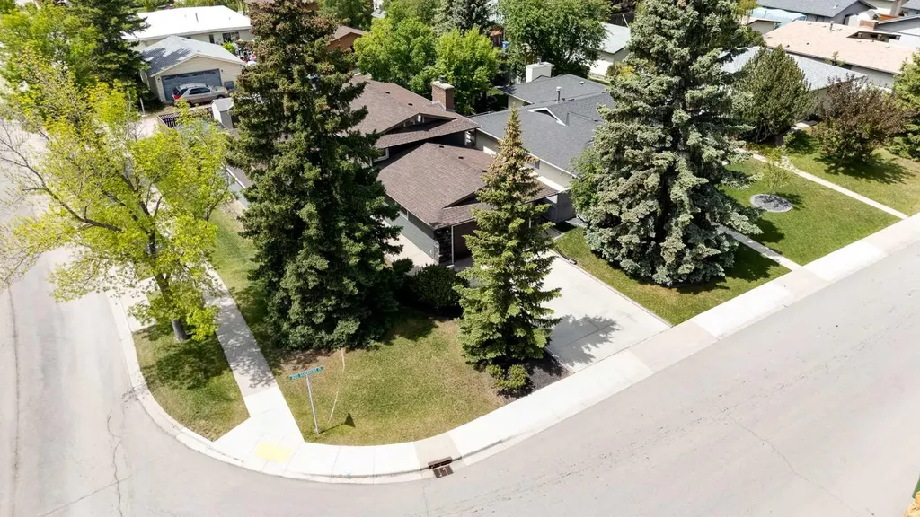 364 Silvergrove Place NW Calgary AB T3B 4T6