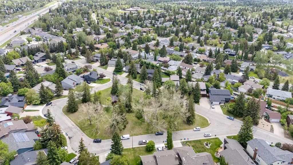 364 Silvergrove Place NW Calgary AB T3B 4T6