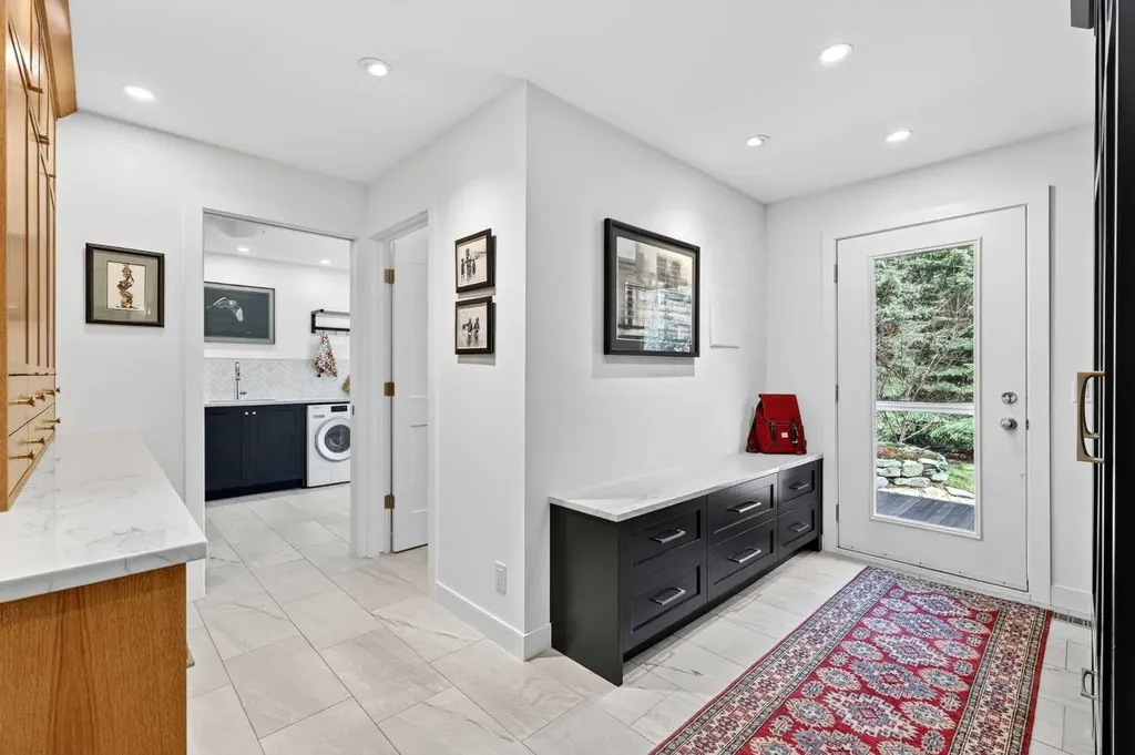 8932 Baylor Crescent SW Calgary AB T2V 3N4