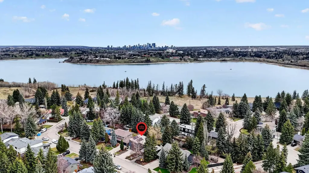 8932 Baylor Crescent SW Calgary AB T2V 3N4