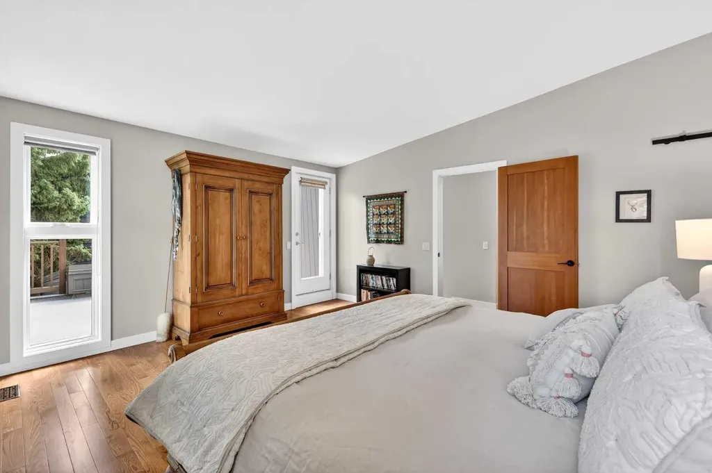 8932 Baylor Crescent SW Calgary AB T2V 3N4