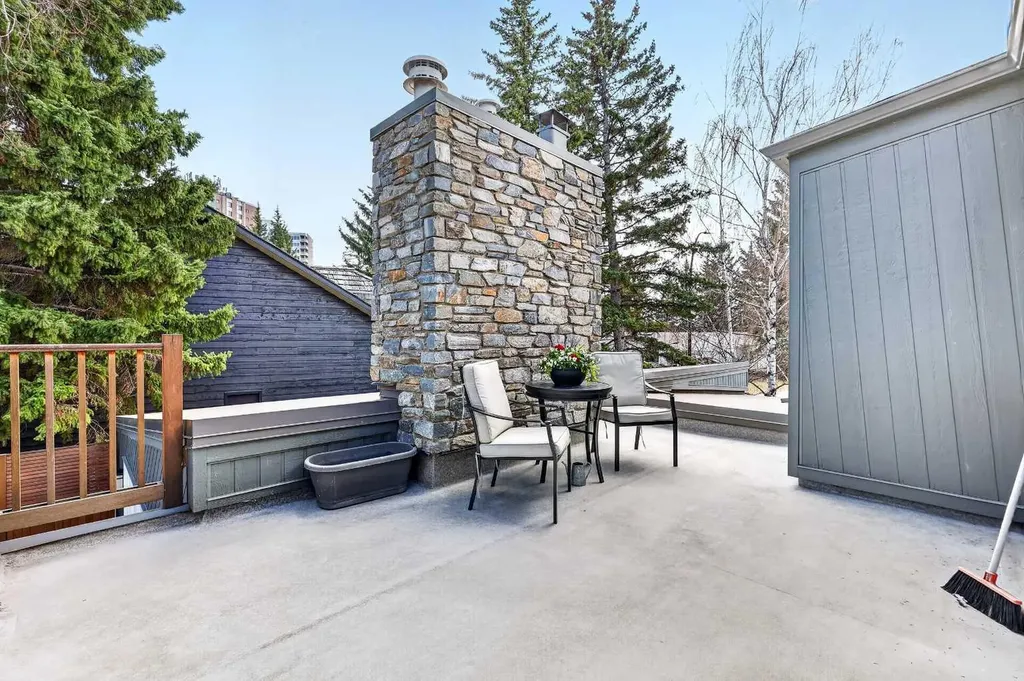 8932 Baylor Crescent SW Calgary AB T2V 3N4