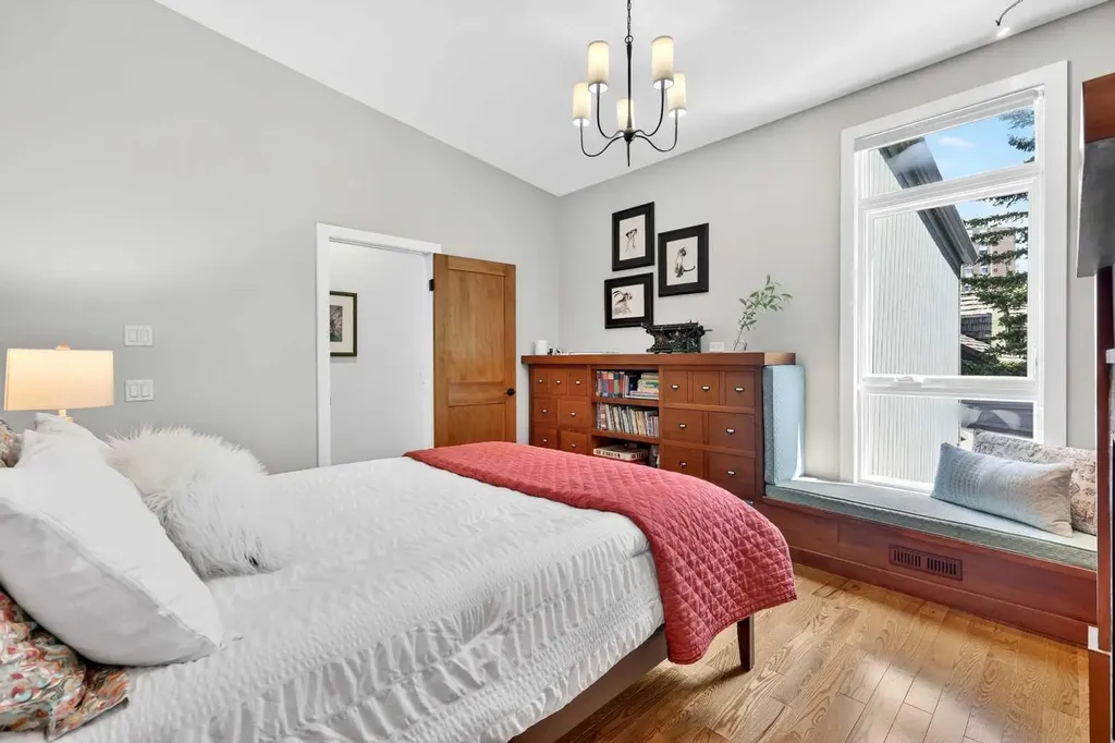 8932 Baylor Crescent SW Calgary AB T2V 3N4