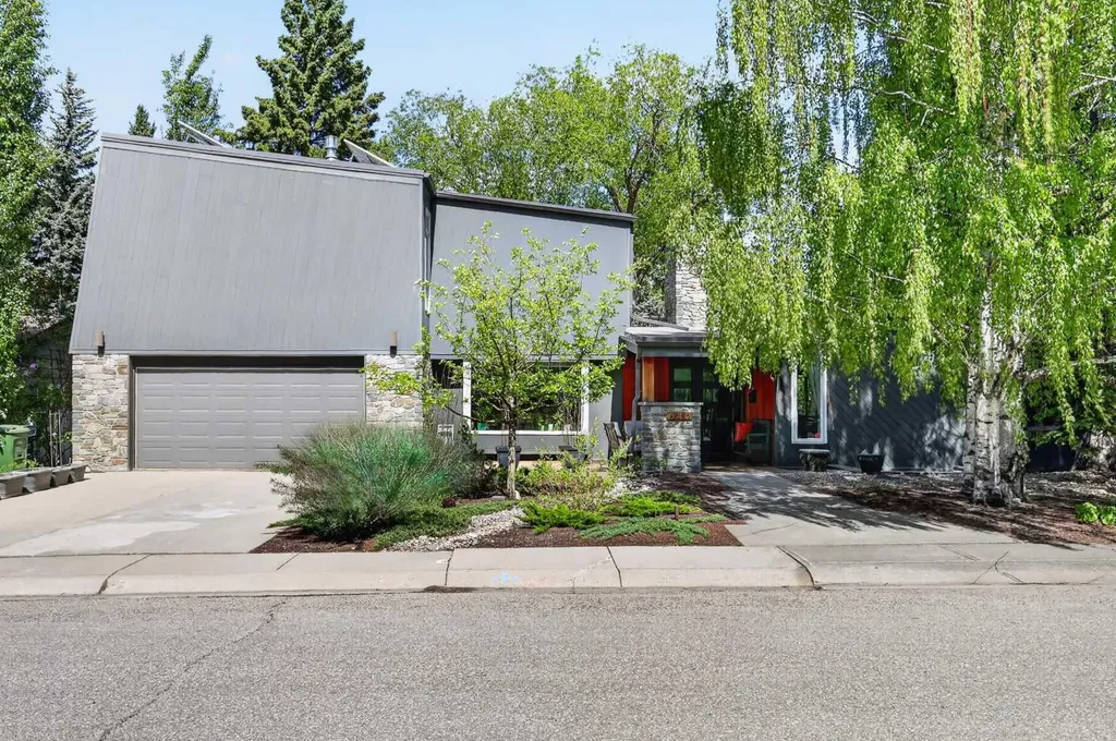 8932 Baylor Crescent SW Calgary AB T2V 3N4