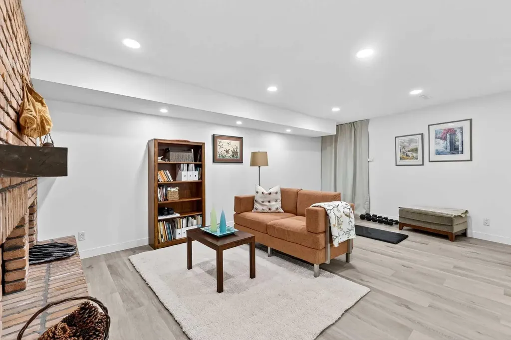 8932 Baylor Crescent SW Calgary AB T2V 3N4