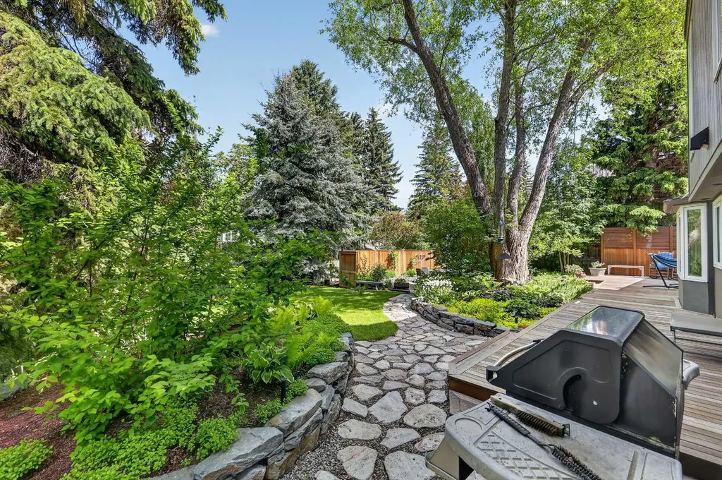 8932 Baylor Crescent SW Calgary AB T2V 3N4