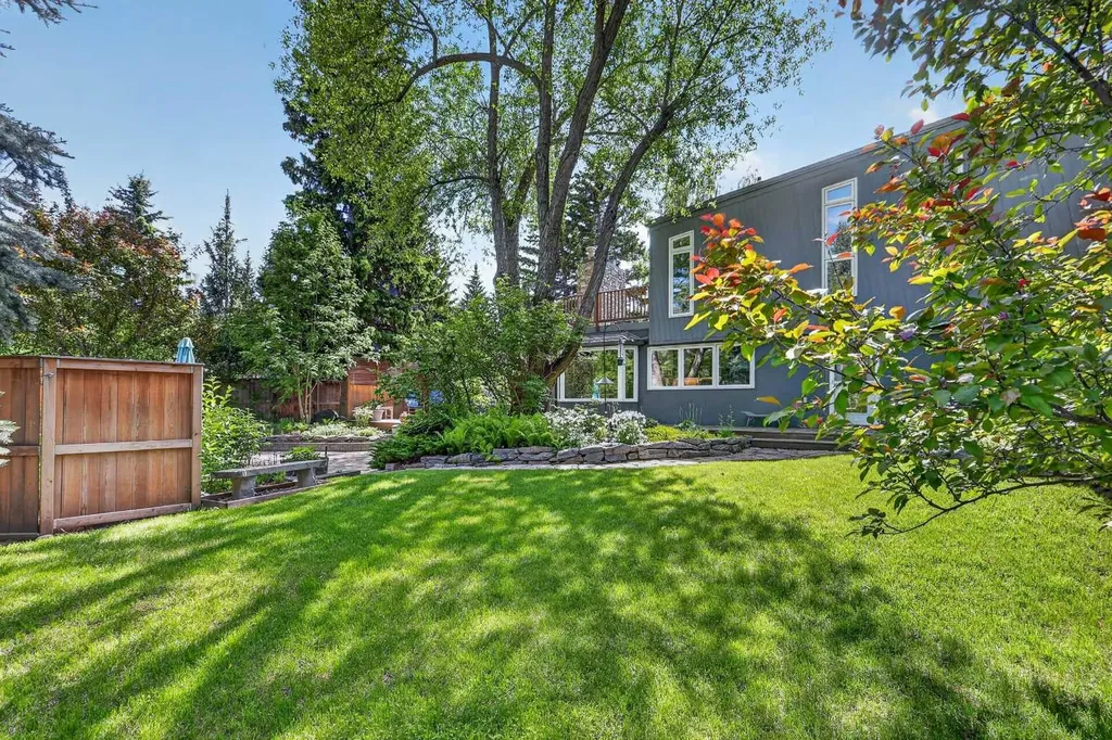 8932 Baylor Crescent SW Calgary AB T2V 3N4