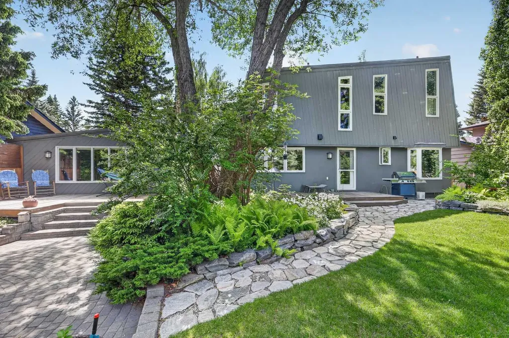 8932 Baylor Crescent SW Calgary AB T2V 3N4