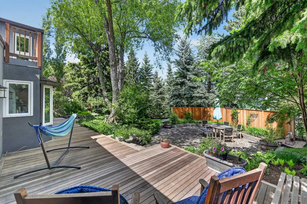 8932 Baylor Crescent SW Calgary AB T2V 3N4