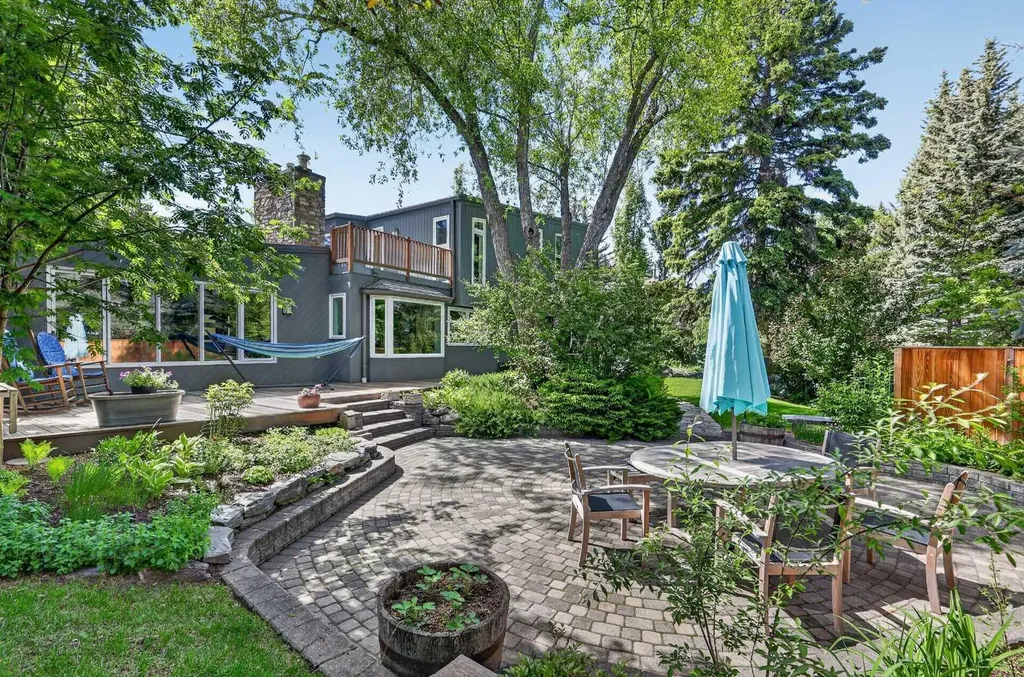 8932 Baylor Crescent SW Calgary AB T2V 3N4
