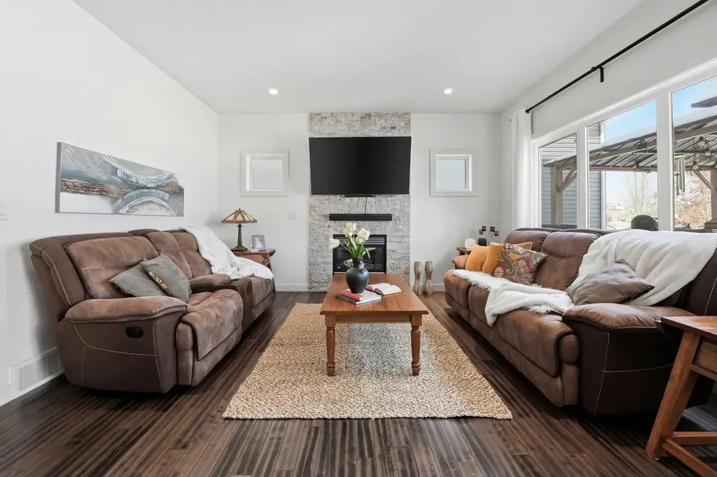 118 Viscount Drive Red Deer AB T4R 0M6