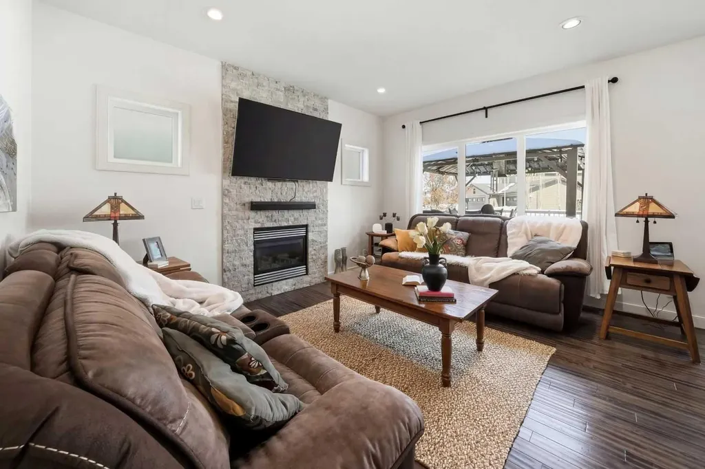 118 Viscount Drive Red Deer AB T4R 0M6