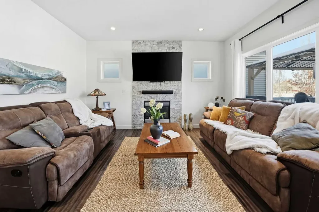 118 Viscount Drive Red Deer AB T4R 0M6
