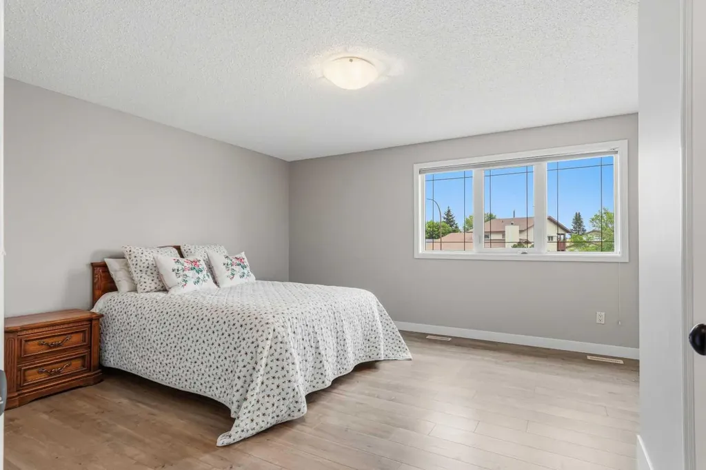 5613 37 Street Lloydminster AB T9V 1Z2