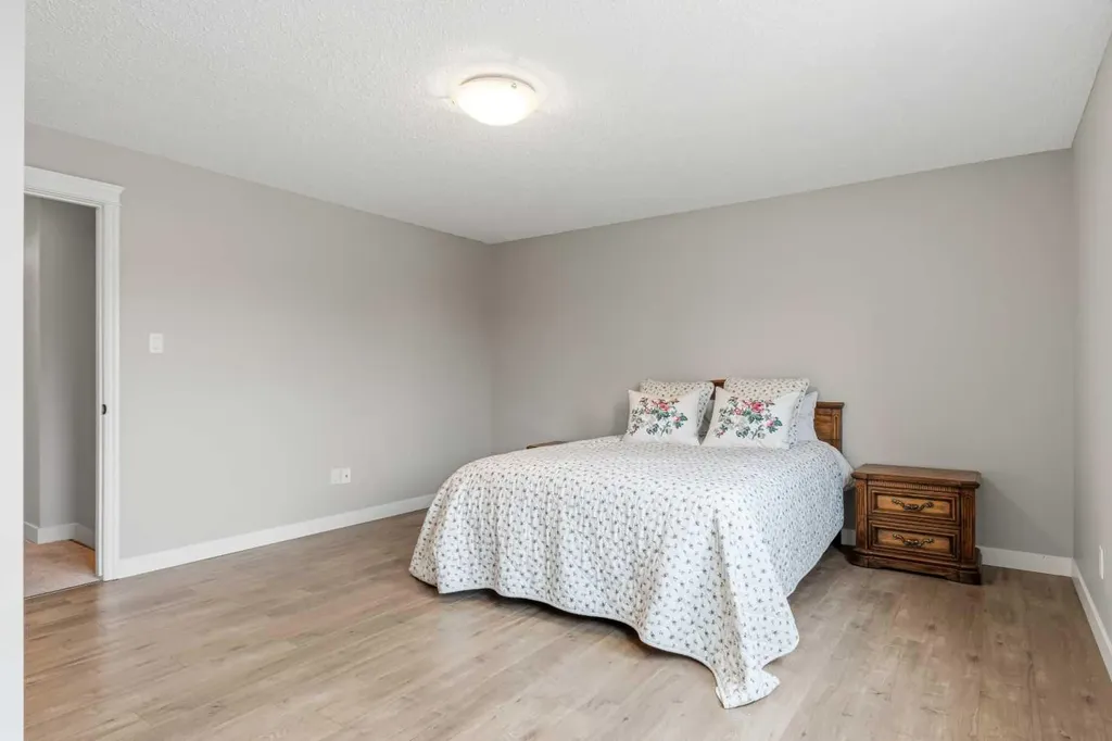 5613 37 Street Lloydminster AB T9V 1Z2