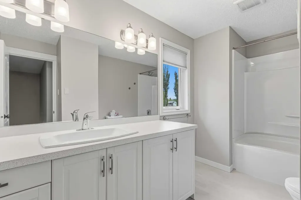 5613 37 Street Lloydminster AB T9V 1Z2