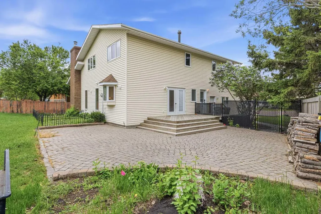 5613 37 Street Lloydminster AB T9V 1Z2