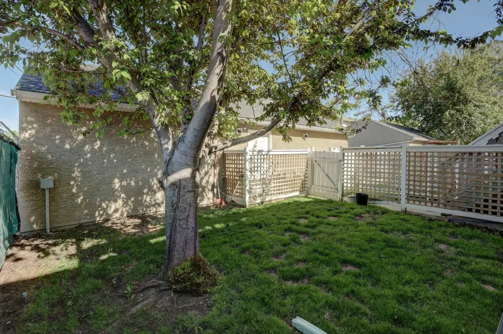 1908 32 Street SW Calgary AB T3E 2R1