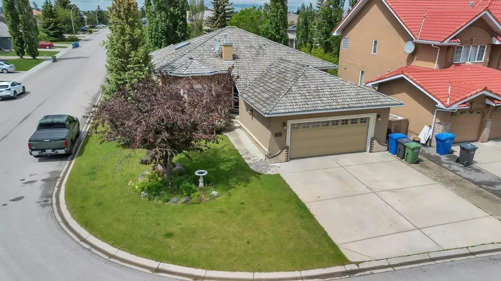 199 Lakeside Greens Court Chestermere AB T1X 1C7