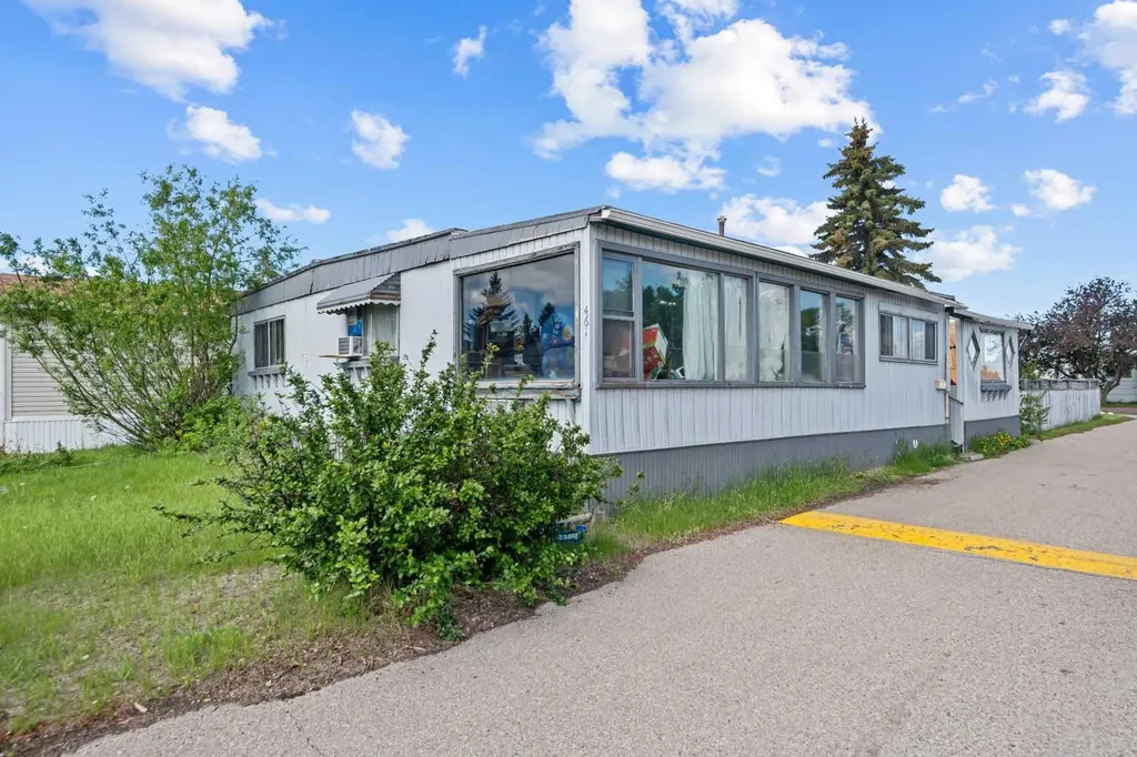 3223 83 Street NW Calgary AB T3B 5P3