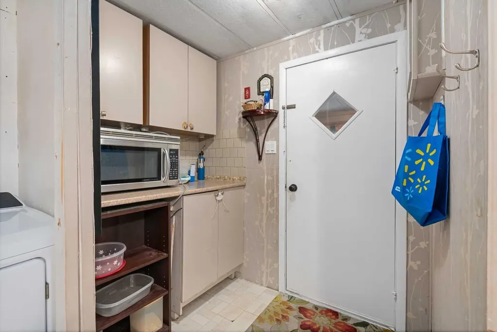 3223 83 Street NW Calgary AB T3B 5P3