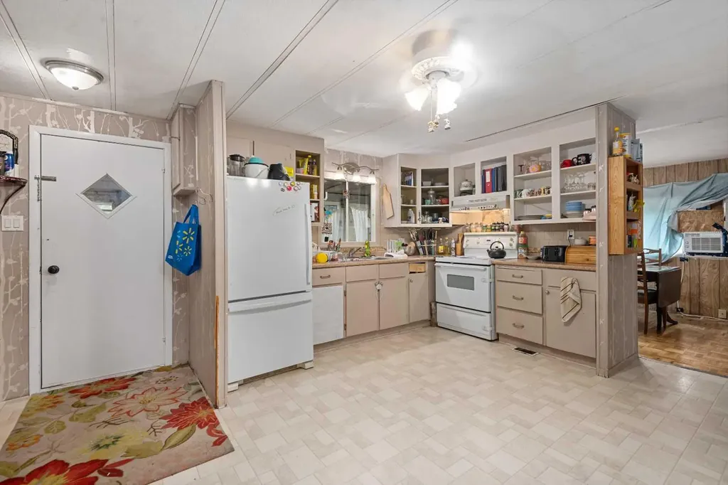 3223 83 Street NW Calgary AB T3B 5P3
