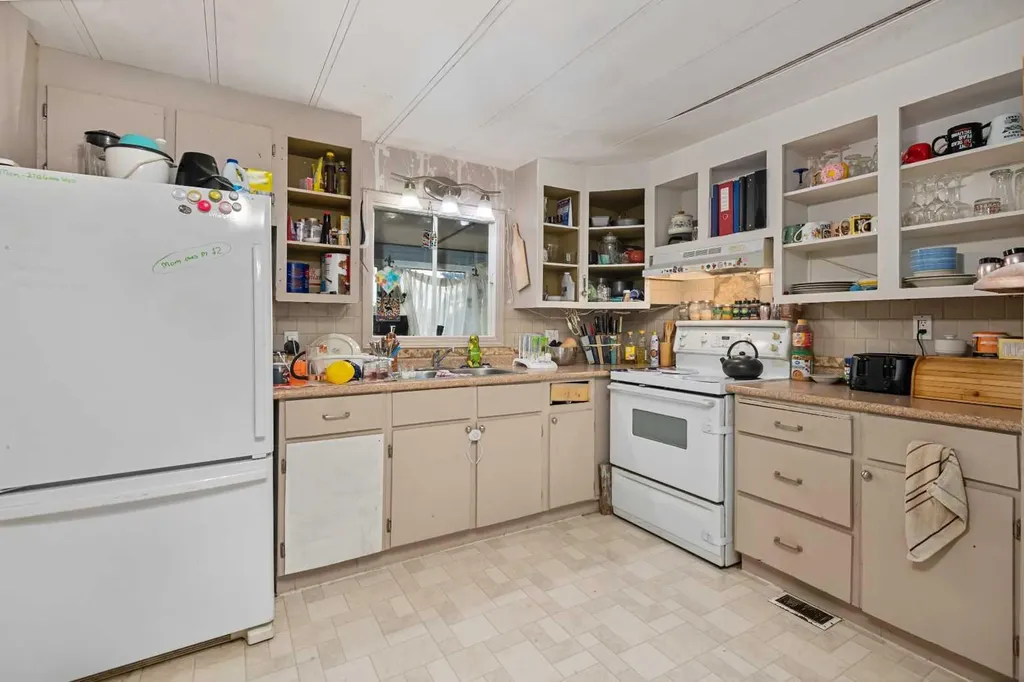 3223 83 Street NW Calgary AB T3B 5P3