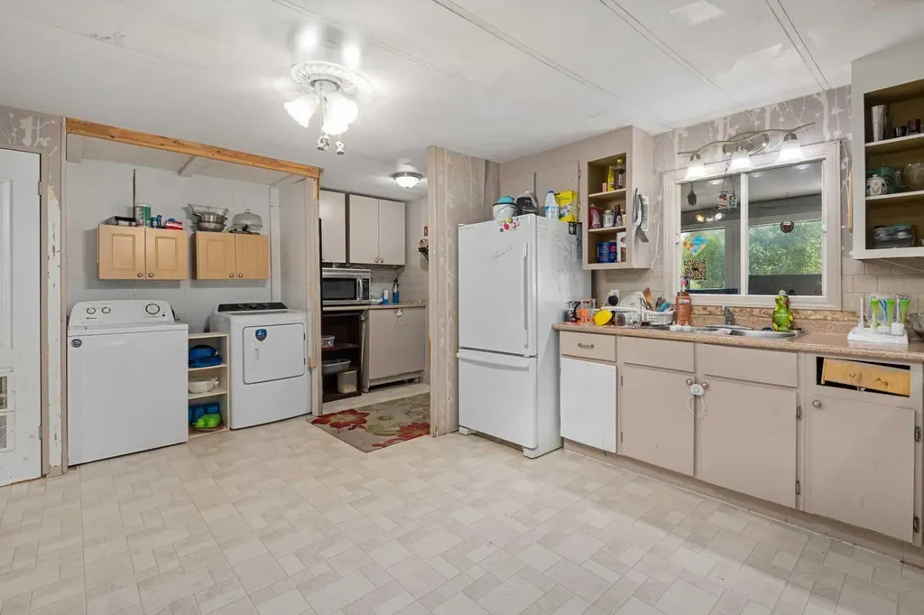 3223 83 Street NW Calgary AB T3B 5P3