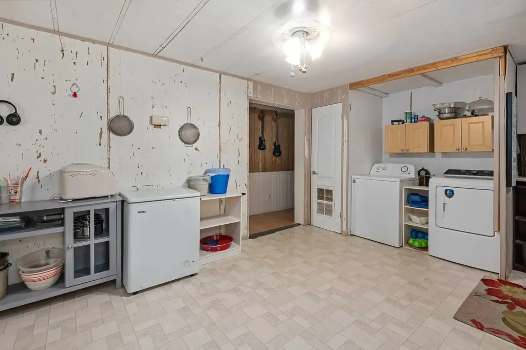 3223 83 Street NW Calgary AB T3B 5P3