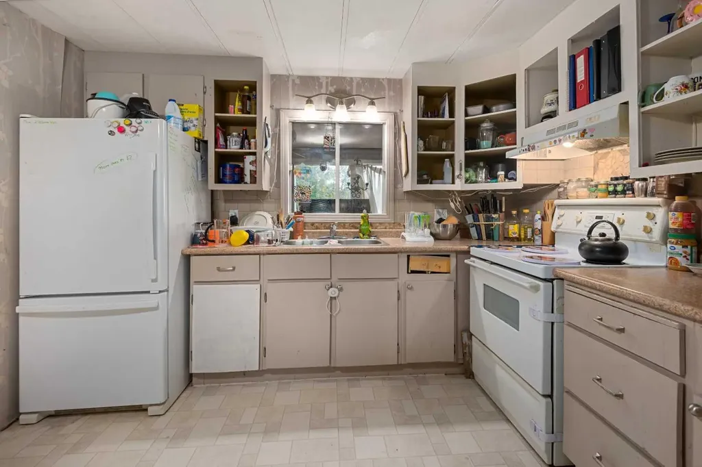 3223 83 Street NW Calgary AB T3B 5P3