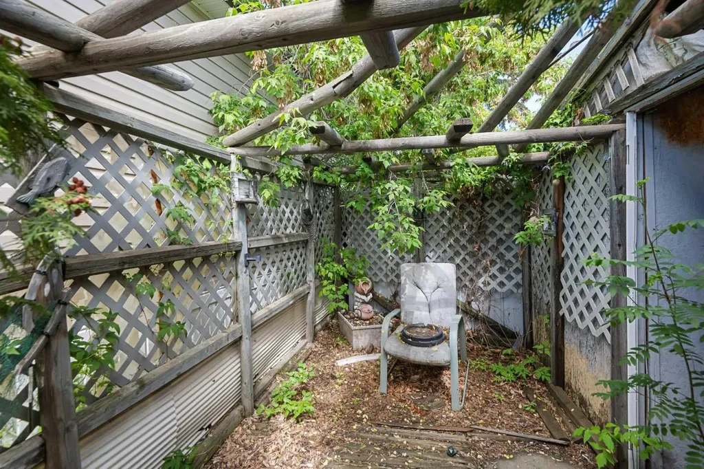 3223 83 Street NW Calgary AB T3B 5P3