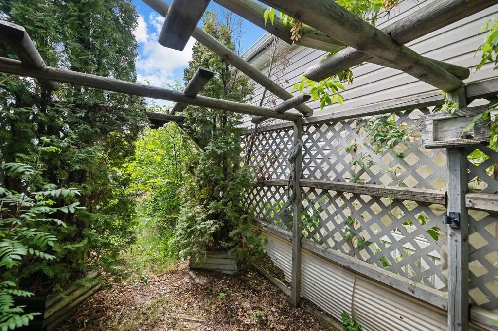 3223 83 Street NW Calgary AB T3B 5P3