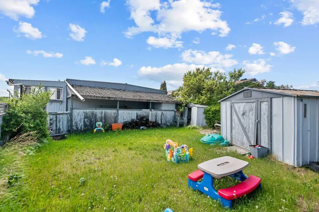 3223 83 Street NW Calgary AB T3B 5P3