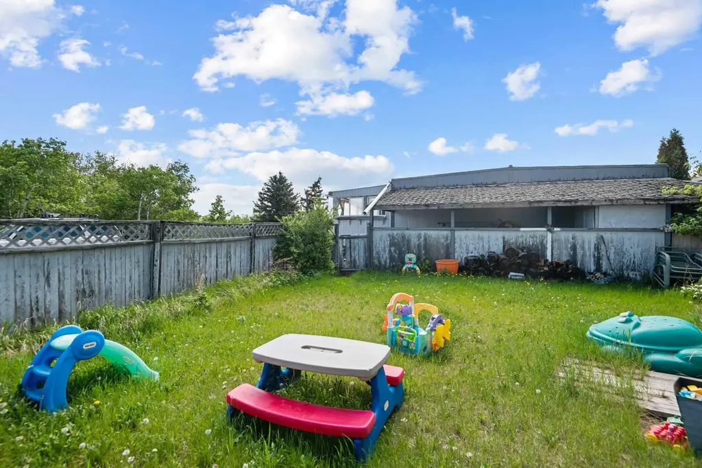 3223 83 Street NW Calgary AB T3B 5P3