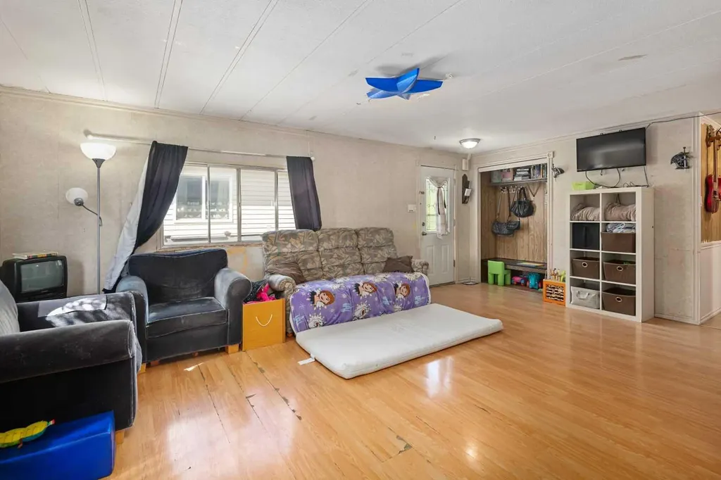 3223 83 Street NW Calgary AB T3B 5P3