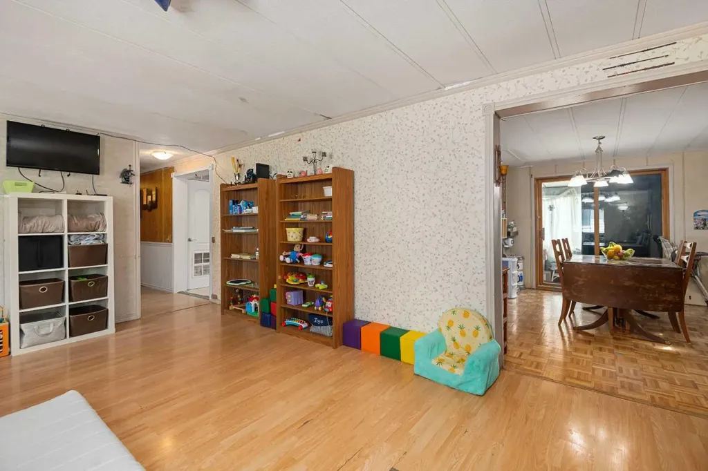 3223 83 Street NW Calgary AB T3B 5P3