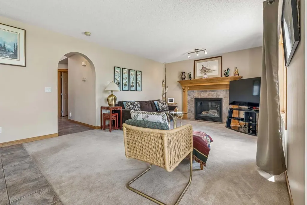 127 Edgeridge Close NW Calgary AB T3A 6K4