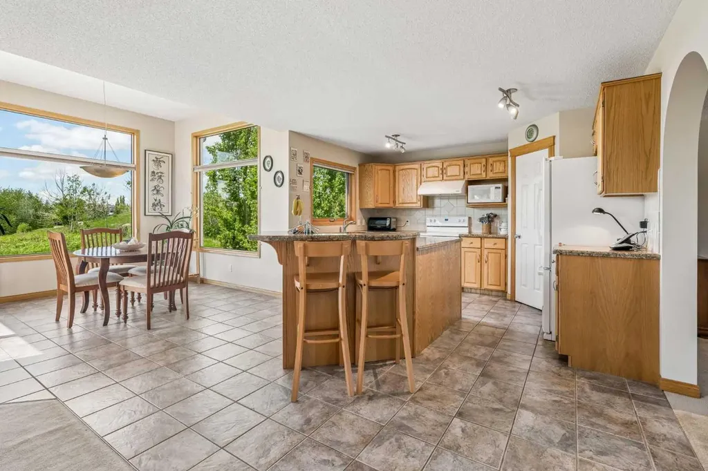 127 Edgeridge Close NW Calgary AB T3A 6K4