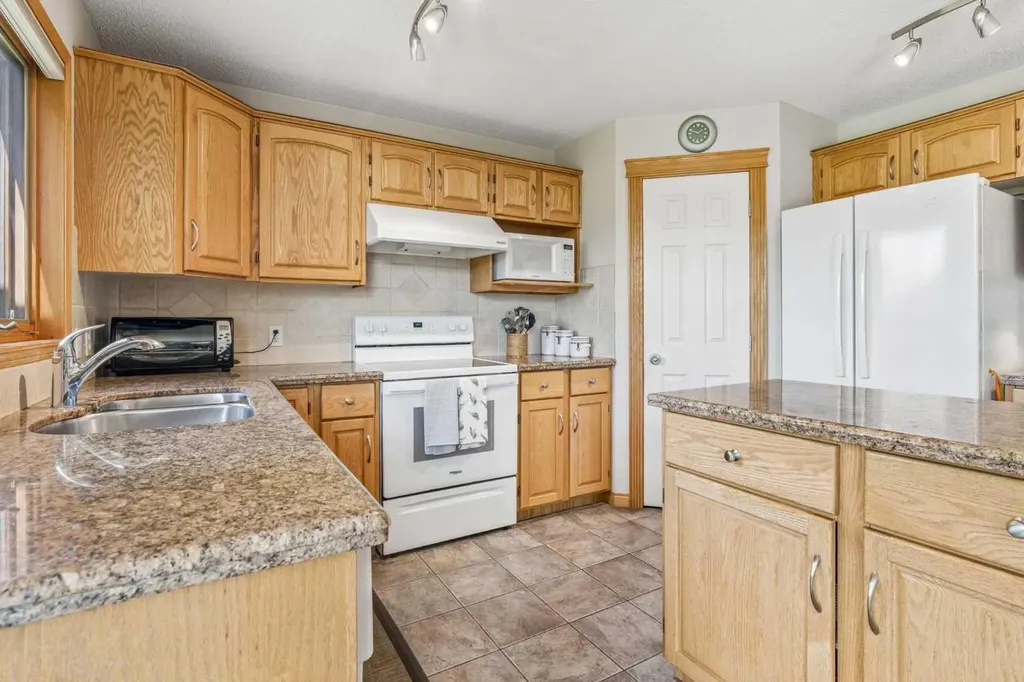 127 Edgeridge Close NW Calgary AB T3A 6K4