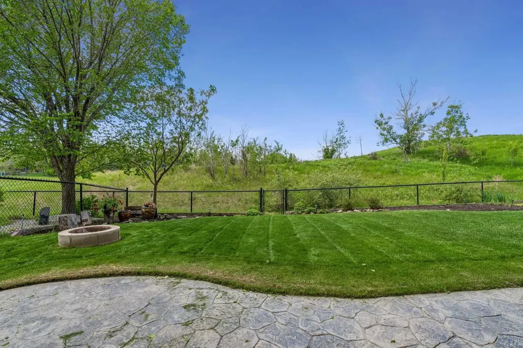 127 Edgeridge Close NW Calgary AB T3A 6K4