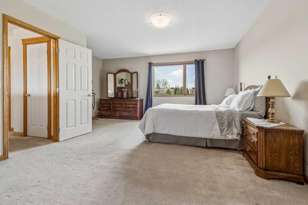 127 Edgeridge Close NW Calgary AB T3A 6K4