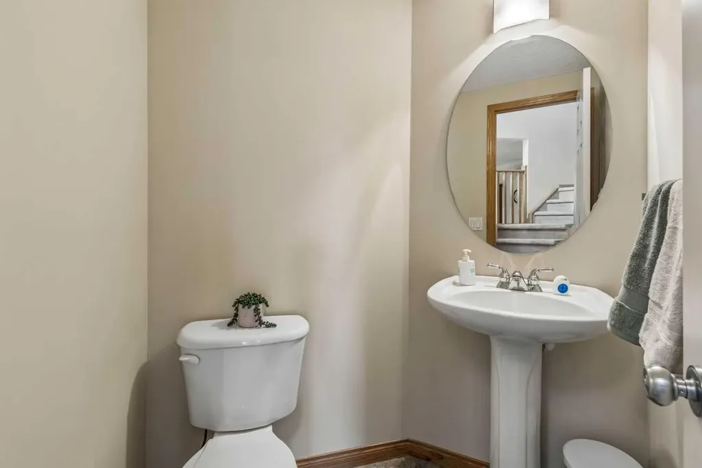 127 Edgeridge Close NW Calgary AB T3A 6K4