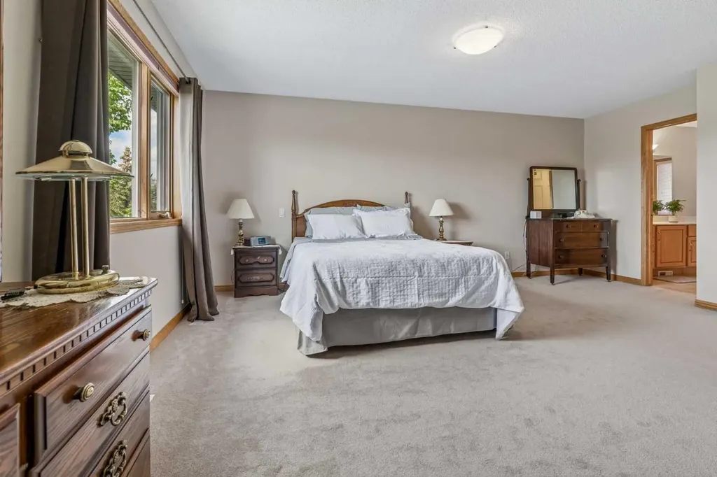127 Edgeridge Close NW Calgary AB T3A 6K4