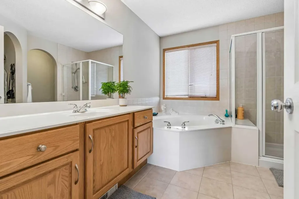 127 Edgeridge Close NW Calgary AB T3A 6K4