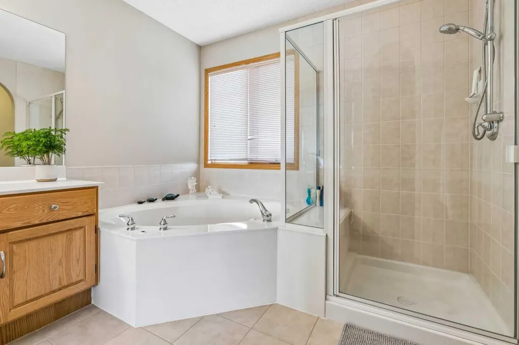 127 Edgeridge Close NW Calgary AB T3A 6K4