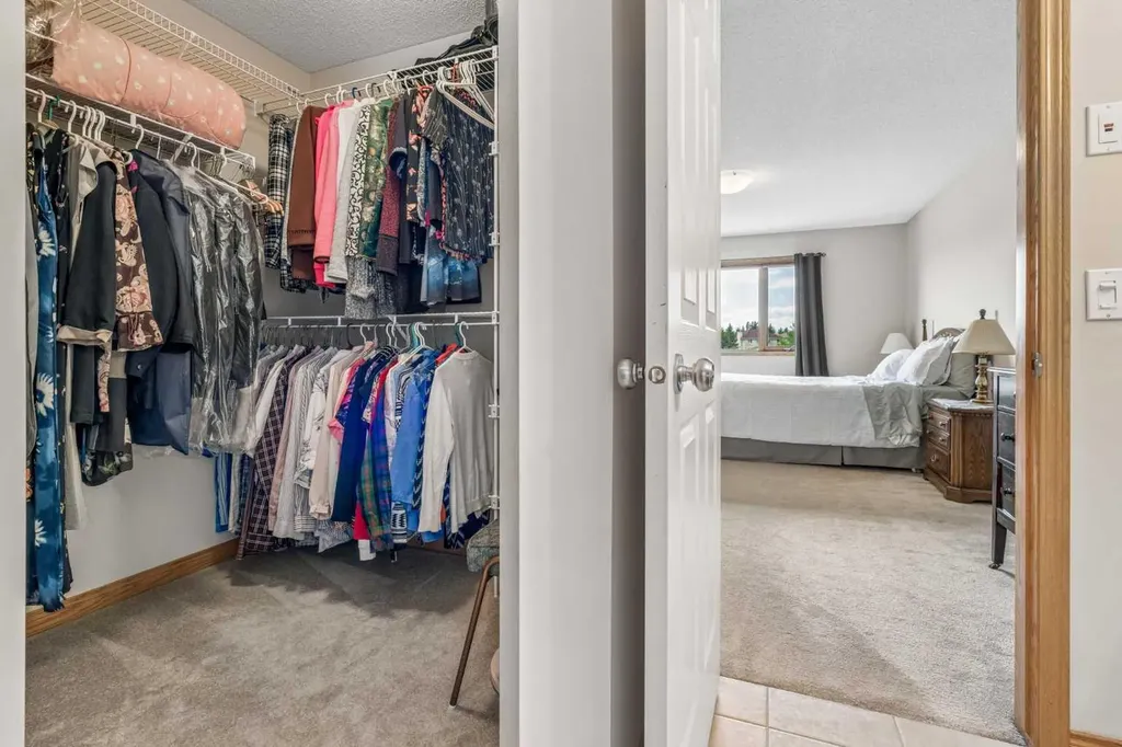 127 Edgeridge Close NW Calgary AB T3A 6K4