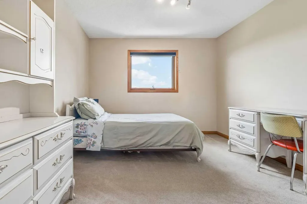 127 Edgeridge Close NW Calgary AB T3A 6K4